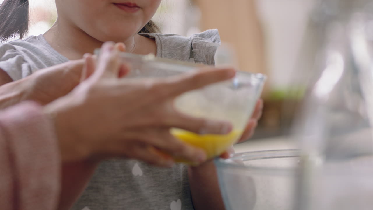 niña pequeña ayudando a su madre a hornear en la cocina mezclando ingredientes horneando galletas preparando receta en casa con su madre enseñando a su hija el fin de semana