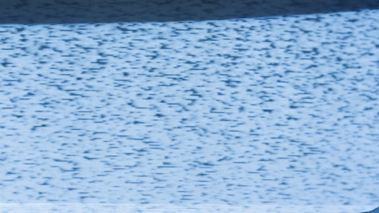 tv retro, televisión vintage en una configuración nostálgica, una tv retro muestra grano en la pantalla, dispositivo aterrador de la noche de halloween bueno para la llave de croma y la pantalla verde. imágenes de alta calidad 4k