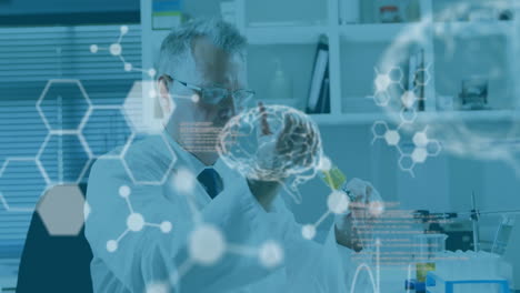 animación de procesamiento de datos científicos y cerebros humanos sobre científico caucásico en el laboratorio