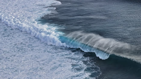 las poderosas olas del océano