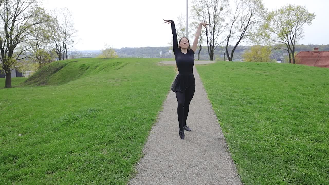야외 공원 환경에서 발레에 영감을 받은 댄스 동작