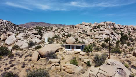 volar lejos de la pequeña casa revelando un vasto y mortal desierto con rocas