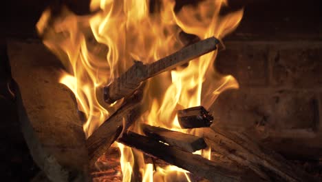 experimenta la calidez y el ambiente de un fuego de chimenea crepitante en una hipnótica resolución de 4k y 60 fps