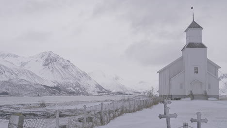 겨울 동안 gimsoy 교회, lofoten 섬, 노르웨이