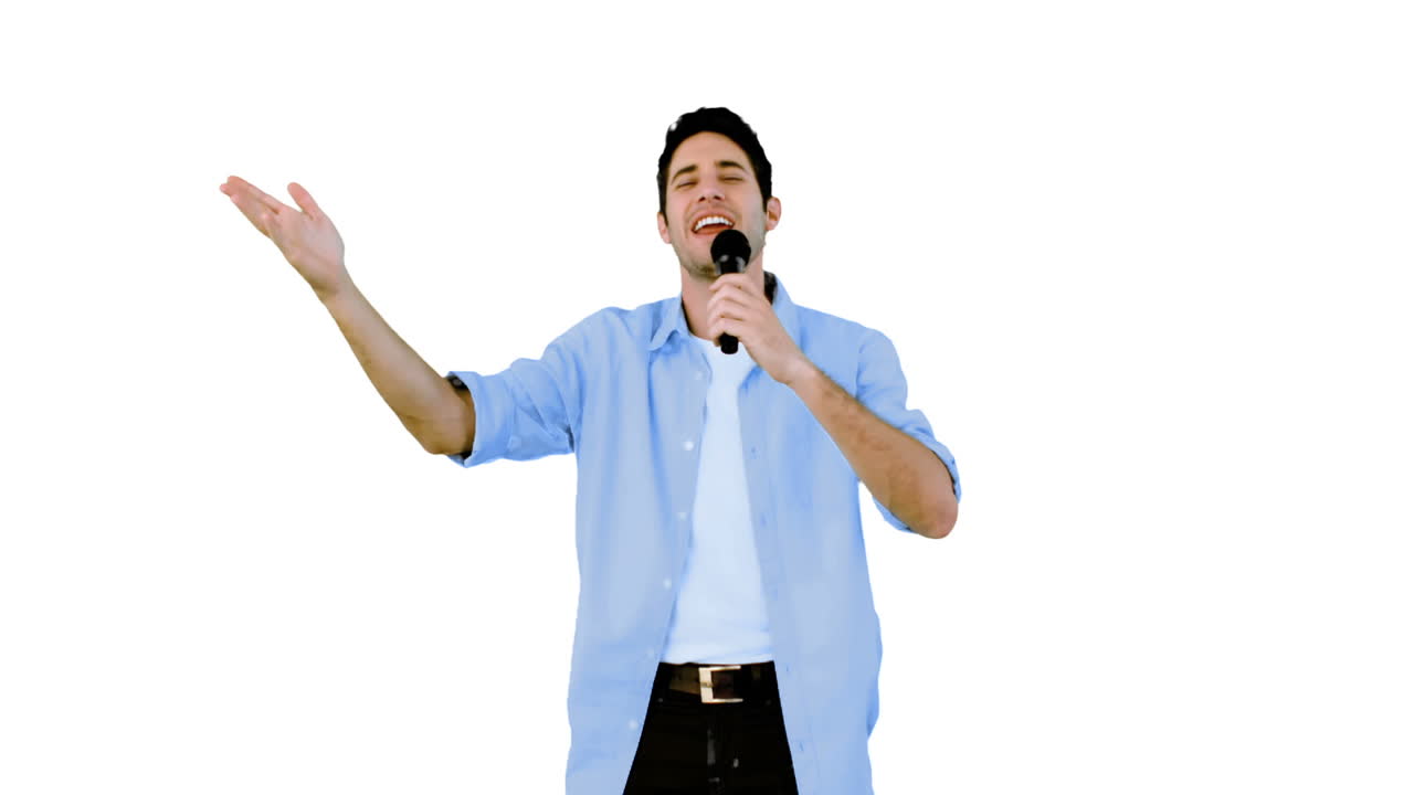 Uomo che canta al microfono su sfondo bianco