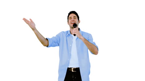hombre cantando en el micrófono en fondo blanco