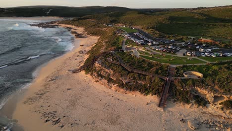 Menschen-Beobachten-Den-Sonnenuntergang-Am-Surfers-Point-Beach,-Prevelly-Gebiet-Im-Westen-Australiens