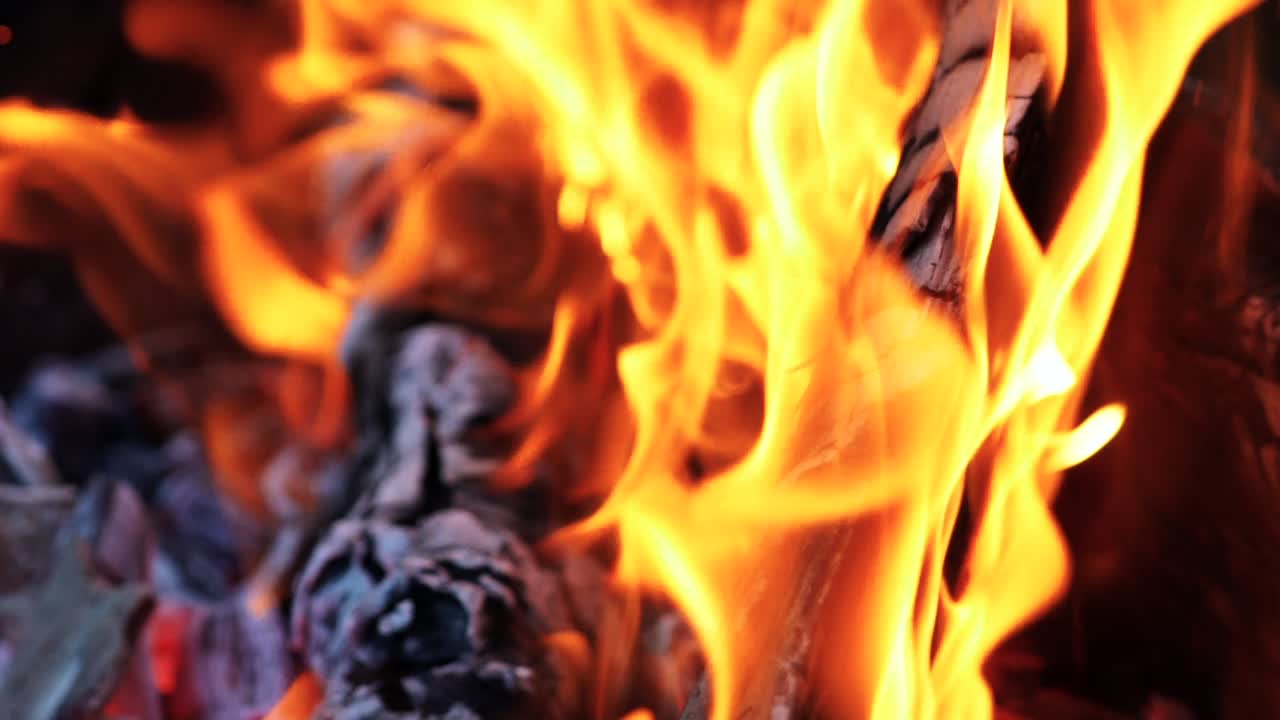 Brændende brænde i pejsen og flammerne. Bål. Slowmotion.