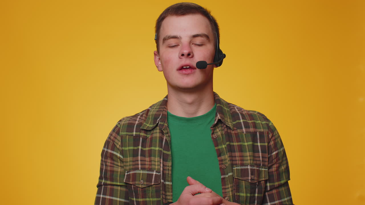 젊은 남자 프리랜서 노동자 콜 센터 또는 지원 서비스 운영자 헬프 라인 클라이언트와 대화