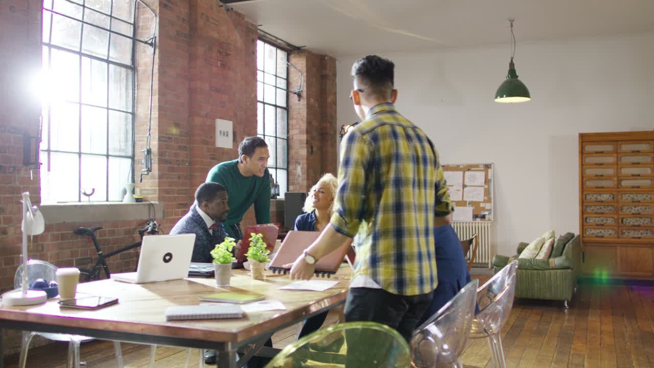 oficina de negocios creativa y personal joven productivo