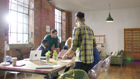 oficina de negocios creativa y personal joven productivo