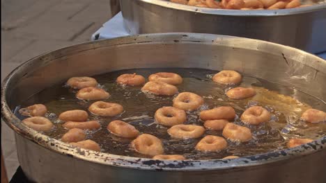 estos dulces bocados fritos son un postre tradicional de la calle en turquía