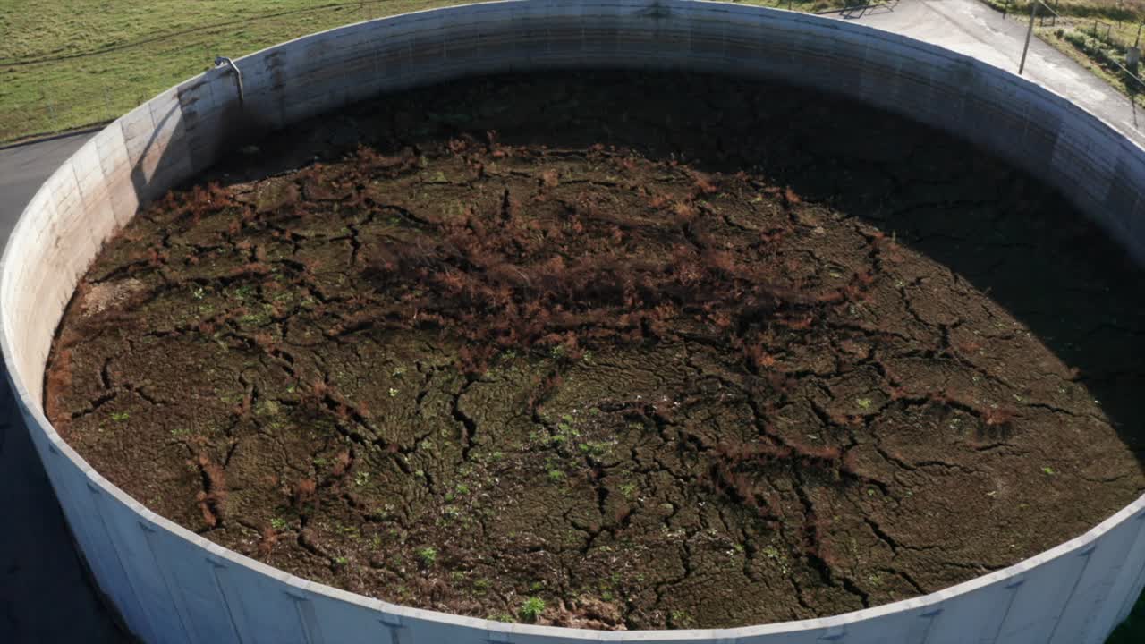 Ripresa con drone di un serbatoio di liquame pieno di liquame.