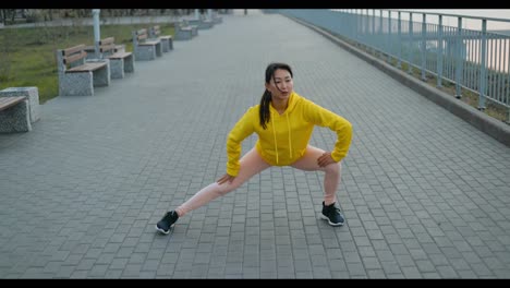 mujer estirándose al aire libre