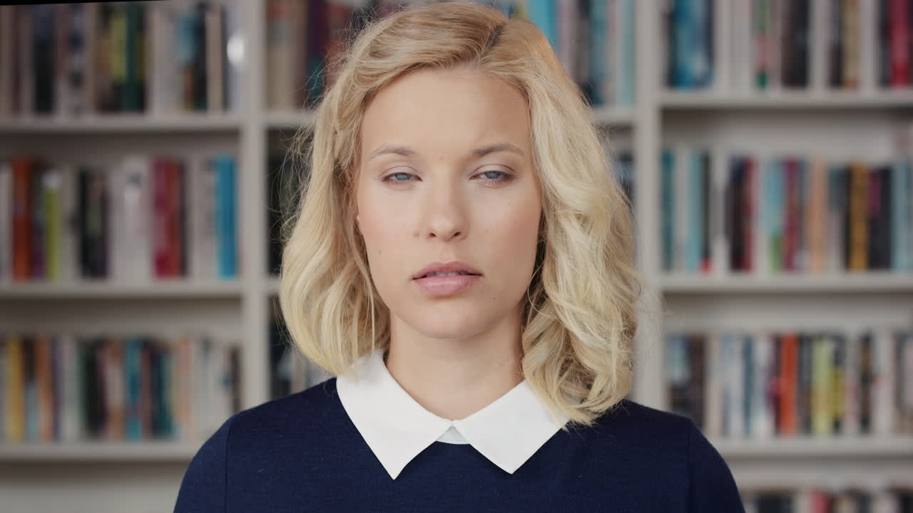 портрет красивой кавказской блондинки