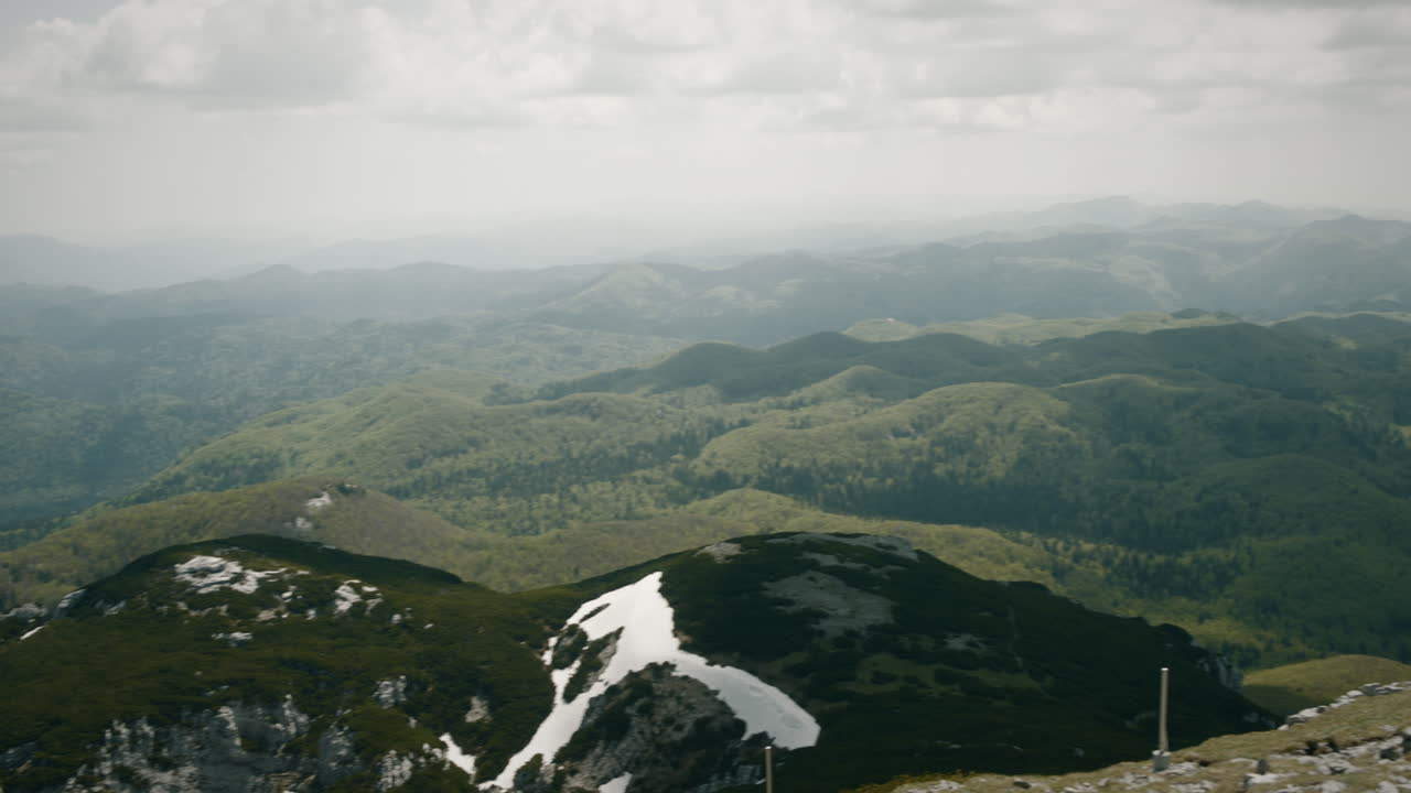una vista desde la cima del monte snežnik hacia el valle