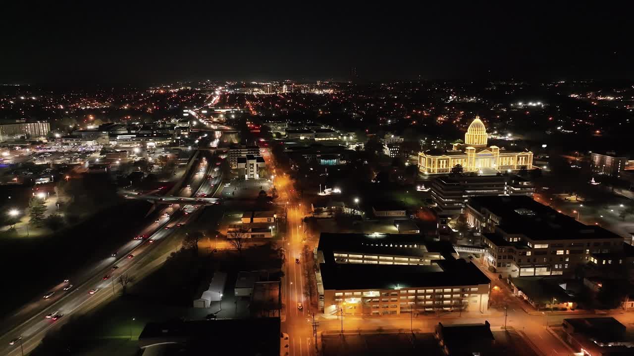 아칸소 주 리틀 록 (little rock, arkansas) 에서 밤에 아칸소 주립 의회 건물 (arkansas state capitol building) 을 드론으로 촬영한 영상입니다.