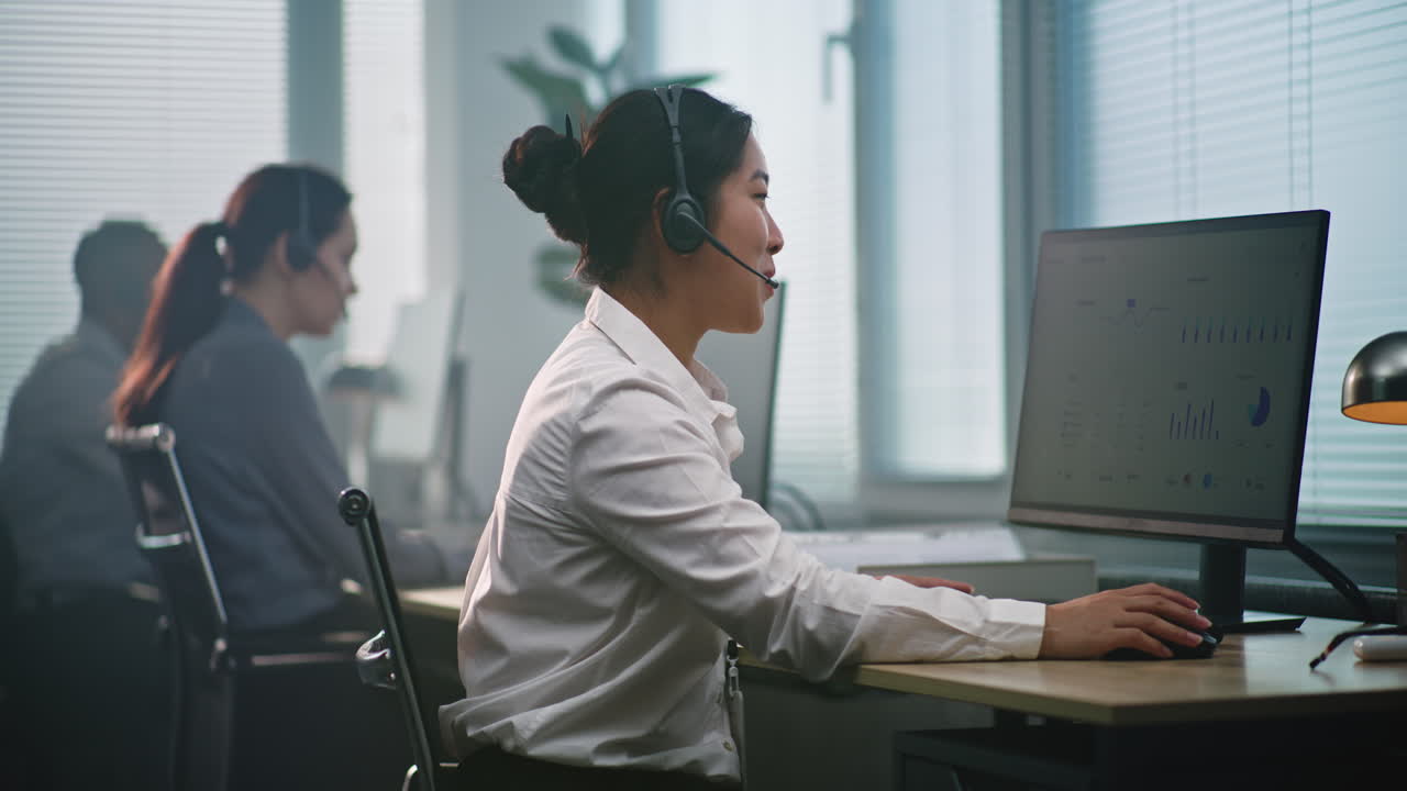 콜센터에서 일하는 고객 서비스 담당자