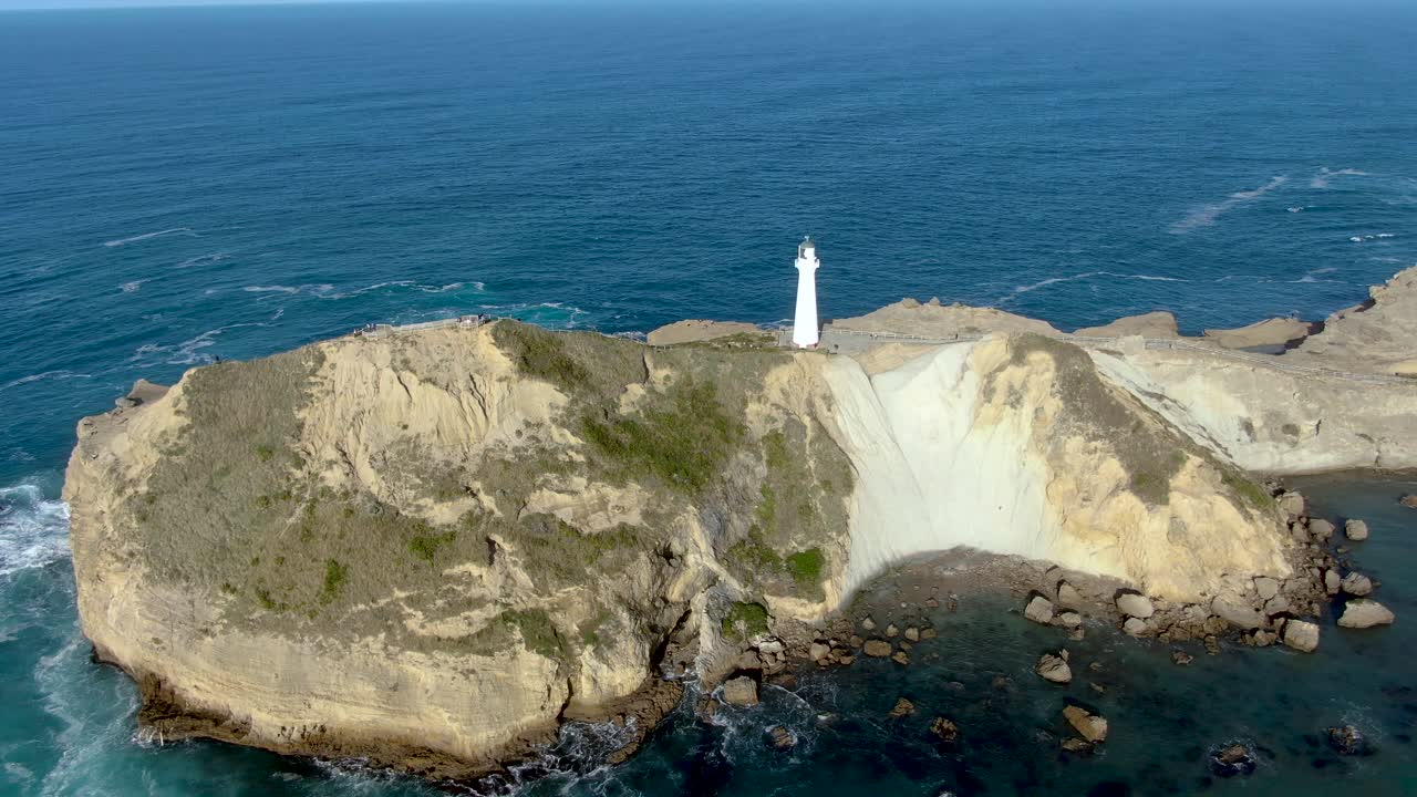 antena - torre del faro en castlepoint, nueva zelanda, vista estática de drones
