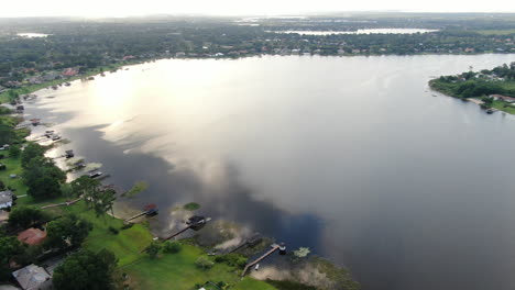 Fliegen-über-Florida-Lake-Side-Häuser-In-Der-Nähe-Der-Abenddämmerung