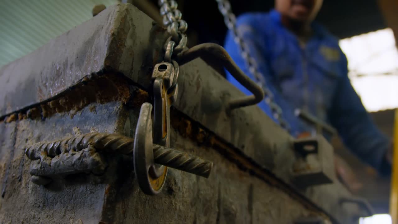 trabajador que utiliza una grúa aérea en un taller de fundición 4k
