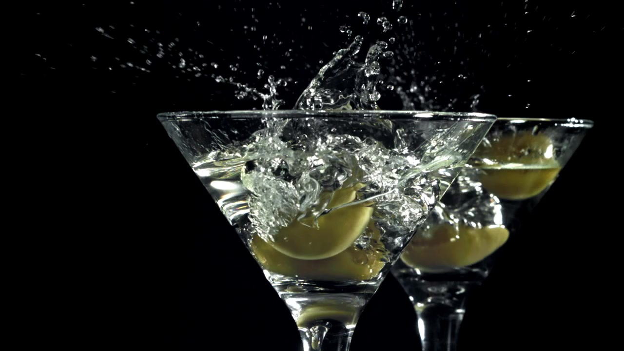 Olive che schizzano in bicchieri da Martini al rallentatore
