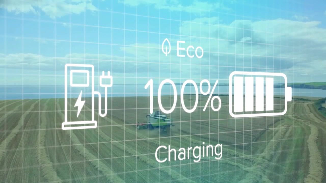 Mietitrebbia che lavora nel campo con un'interfaccia grafica sovrapposta che mostra "Eco", "Ricarica", icona della spina e percentuale della batteria.