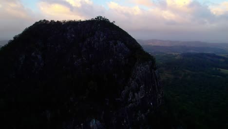 Primer-Plano-Del-Pico-Del-Monte-Cooroora-Al-Atardecer-Cerca-De-Pomona-En-El-Interior-De-Noosa,-Queensland,-Australia