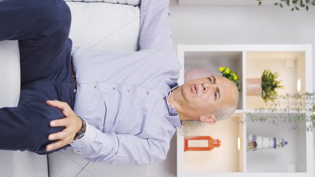 우울한  ⁇ 은이가 집에 혼자 있고 긴장하고 있는 수직 비디오.