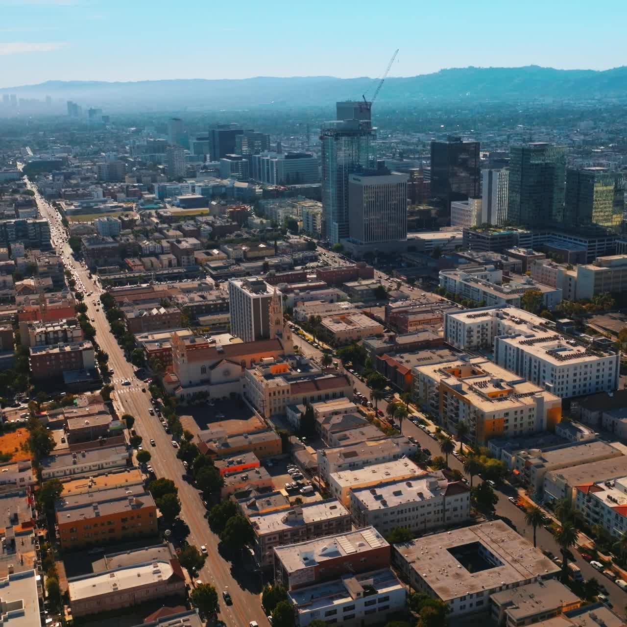 Architettura di Los Angeles in una splendida giornata di sole. Montagne nebbiose sullo sfondo di un cielo azzurro. Vista dall'alto