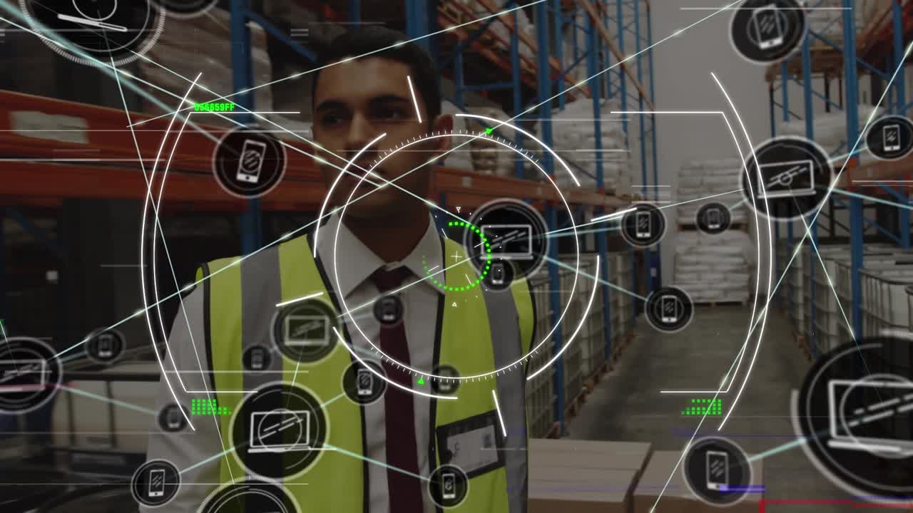 Animazione di una rete di icone digitali su un operaio che tira un pallet in un magazzino.