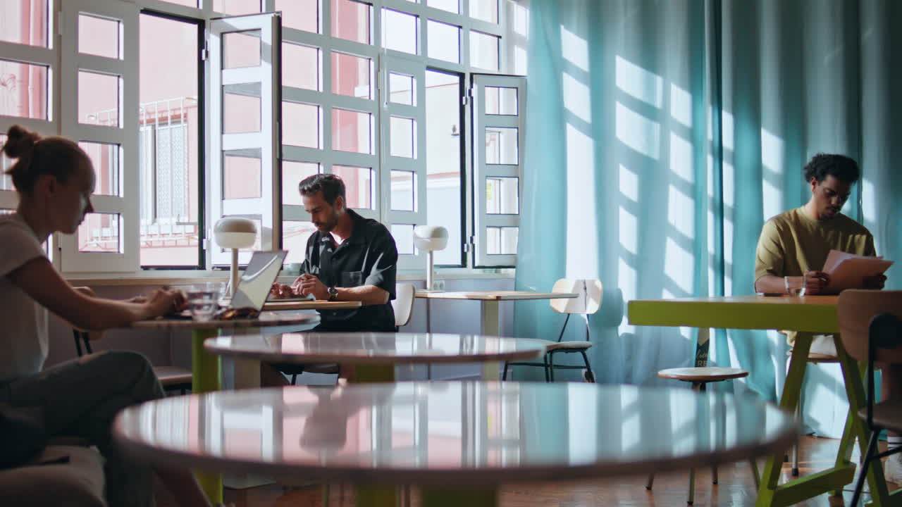 현대적인 공동 작업 공간에서 일하는 사람들