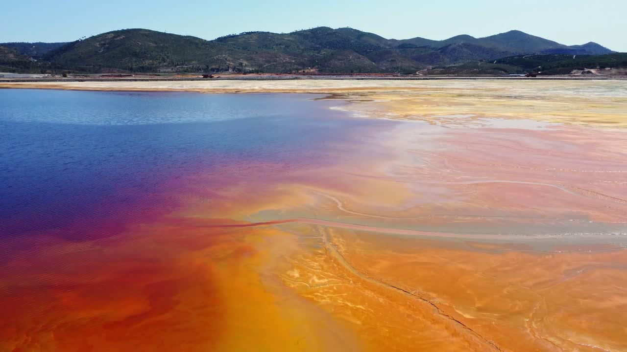 huelva의 광산 현장에서 모래 지형에 있는 다채로운 텍스처