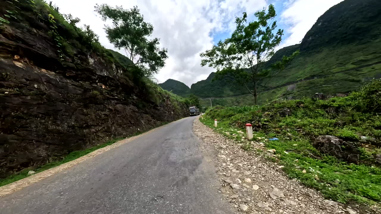 베트남의 ha giang 루프 로드 어드벤처에서 오토바이를 타고 여행하는 pov
