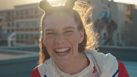 Retrato-Feliz-Adolescente-Riendo-Luciendo-Feliz-Con-El-Viento-Que-Sopla-Mujer-De-Pelo-Rojo-Divirtiéndose-En-La-Ciudad-Al-Atardecer