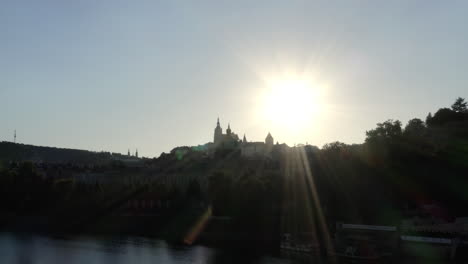 Puesta-De-Sol-Sobre-El-Horizonte-De-La-Ciudad-De-Praga-Y-El-Río-Vltava,-Cielo-Despejado,-Chequia