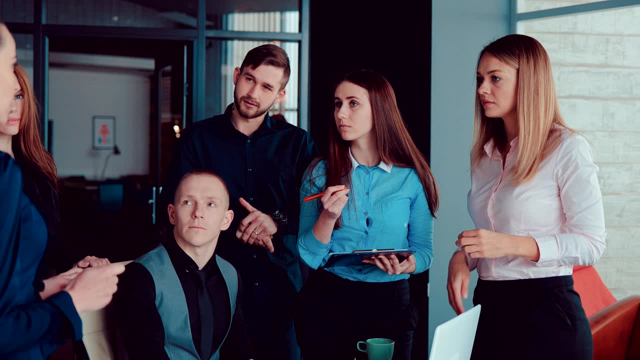 reunión de equipo de negocios intercambio de ideas nuevas equipo diverso involucrado en el trabajo en equipo