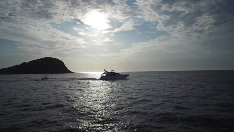 Toma-Aérea-De-Un-Yate-Navegando-En-El-Mar-De