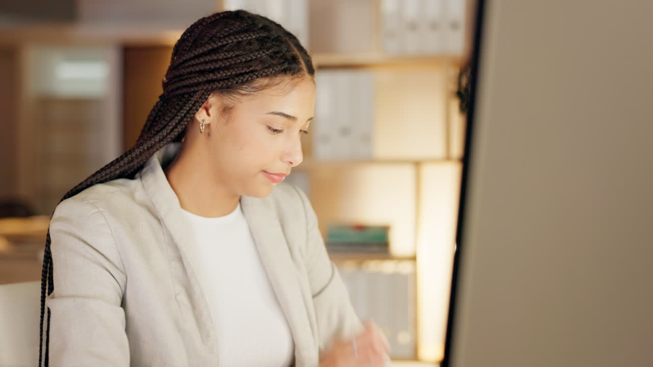 computadora, lectura y mecanografía de mujer de negocios