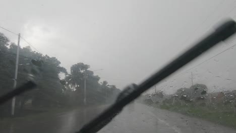 vista interior del vehículo camino a la carretera del cibao bajo la lluvia, recorriendo el país