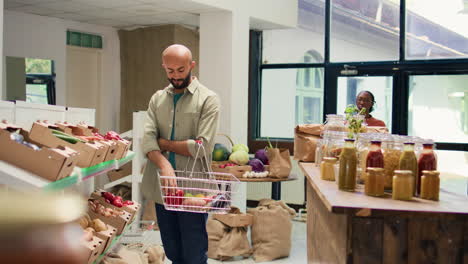 Comprador-Eligiendo-Verduras-Bio-Maduras.