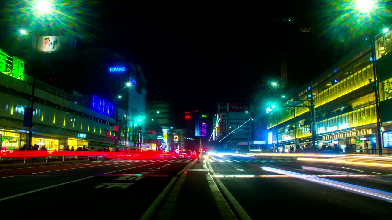 신주쿠 남쪽 역 근처의 야간 지연 낮은 각도 기울기