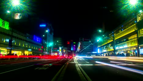 el lapso de la noche cerca de la estación en shinjuku lado sur ángulo bajo de inclinación hacia arriba