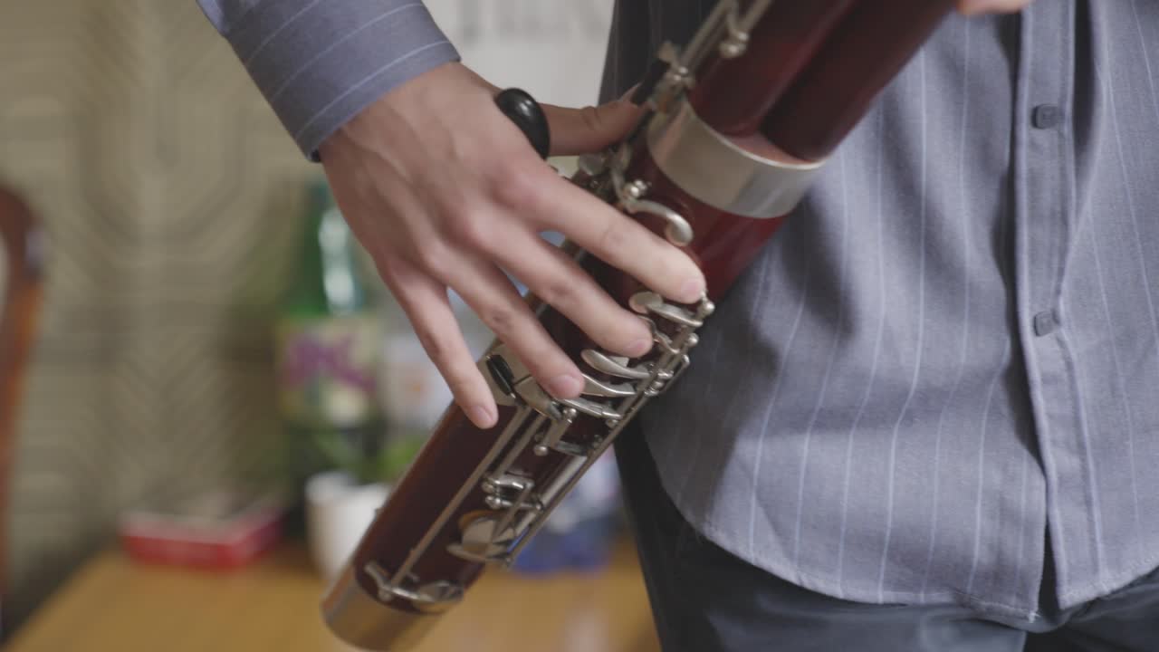 젊은 남성 학생 은 음악 학교 에서 파구온 을 연주 하는 연습 을 한다