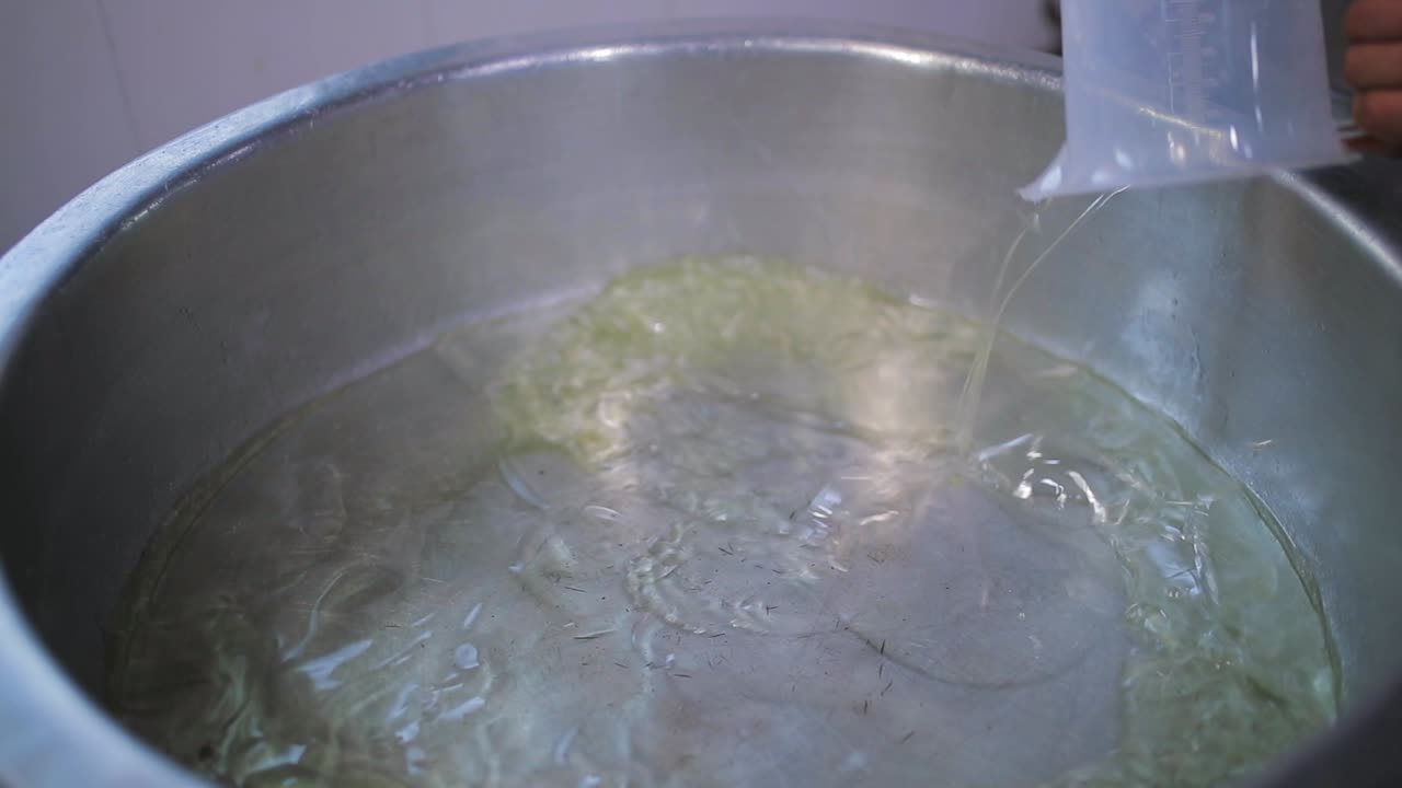 뜨거운 팬에 기름 붓기