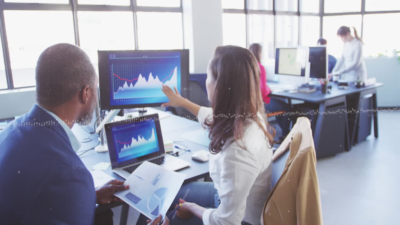 una mujer biracial y un hombre afroamericano profesional de negocios están trabajando en una oficina moderna