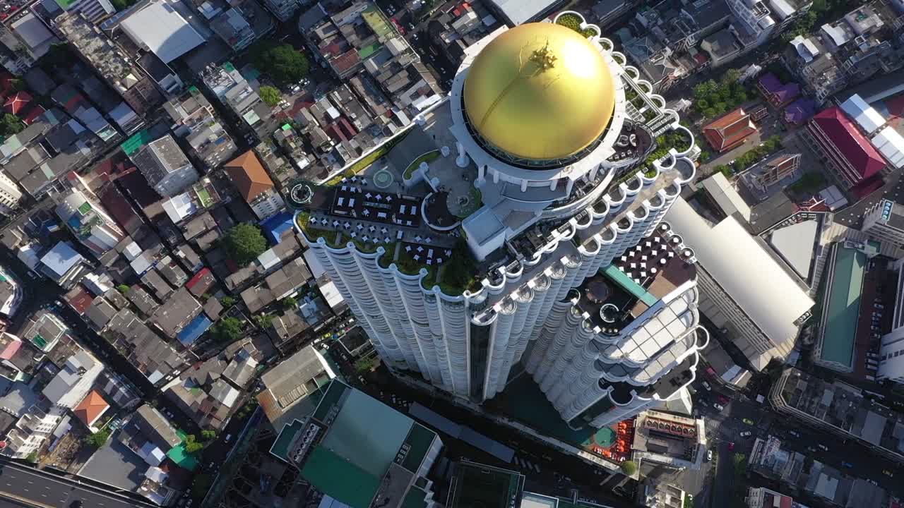 una vista de pájaro muestra el sky bar en lo alto de la torre estatal en bangkok, tailandia