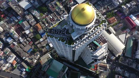 Una-Vista-De-Pájaro-Muestra-La-Barra-Del-Cielo-En-Lo-Alto-De-La-Torre-Estatal-En-Bangkok,-Tailandia