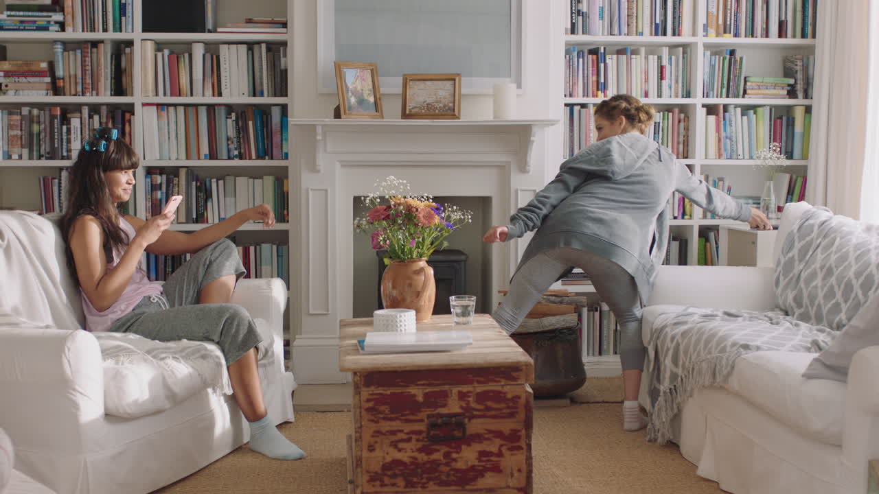 행복한 십대 소녀들이 집에서 춤을 추고 가장 친한 친구들이 재미를 즐기고  ⁇ 키 댄스 동작을 즐기고 휴가 주말을 집에서 파자마를 입고 축하합니다.