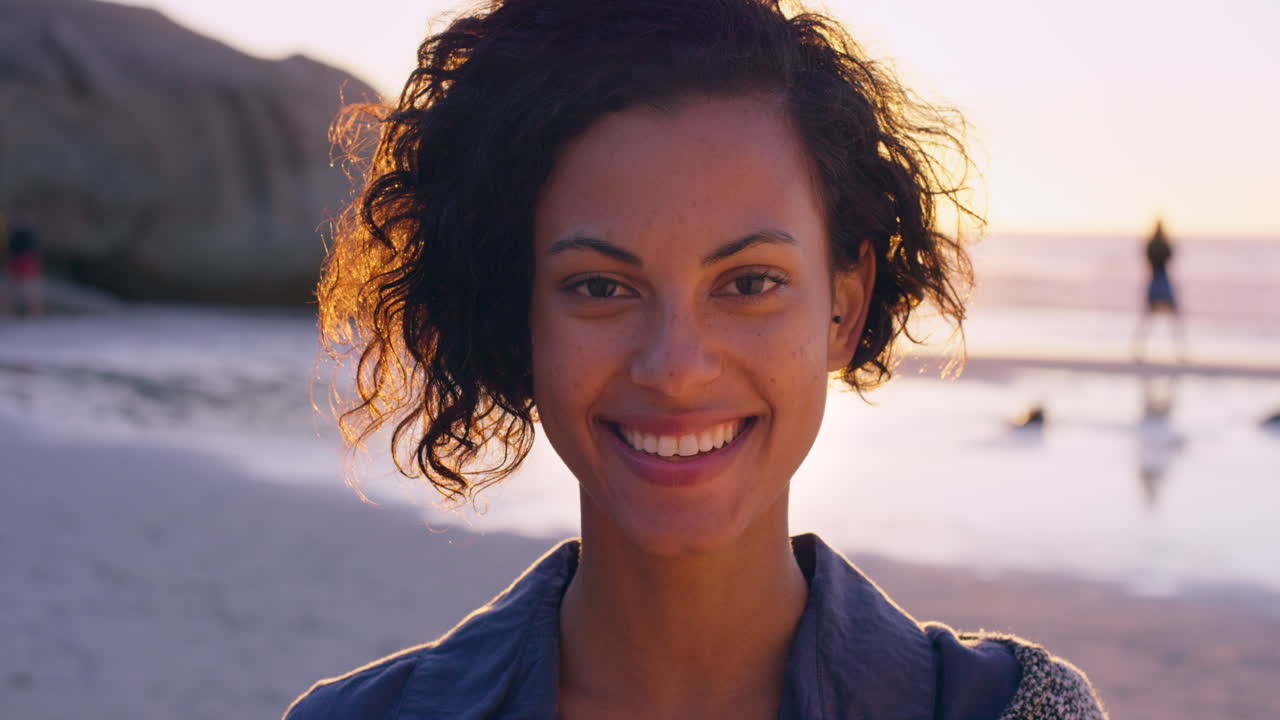 mujer feliz en la playa al atardecer